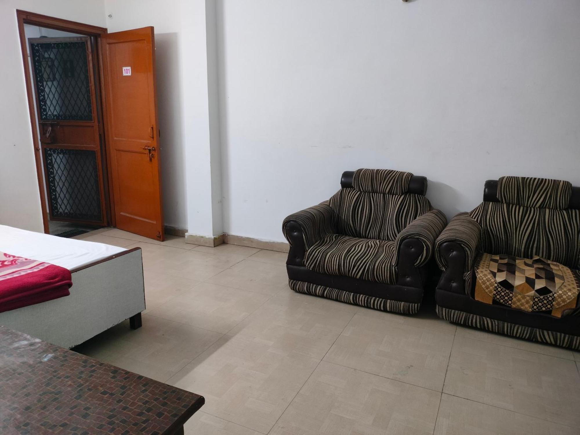 Lotus - 1 Min Walk In From Nizamuddin Railway Station *
