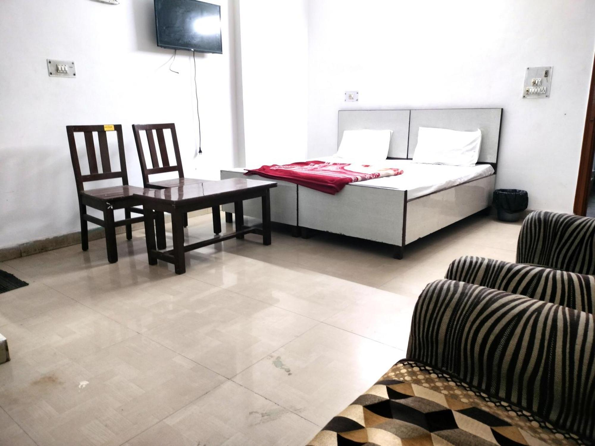 Lotus - 1 Min Walk In From Nizamuddin Railway Station