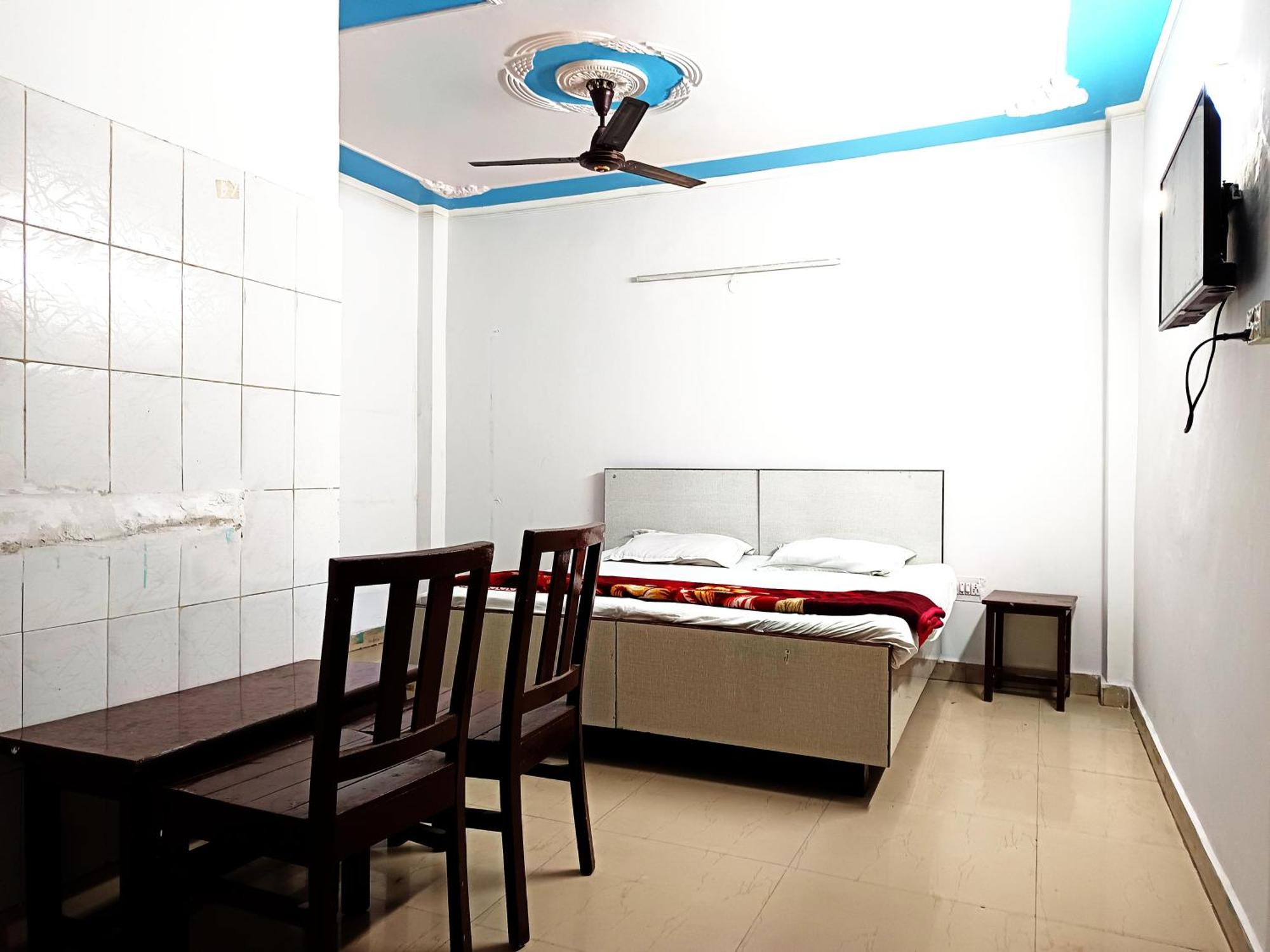 Lotus - 1 Min Walk In From Nizamuddin Railway Station