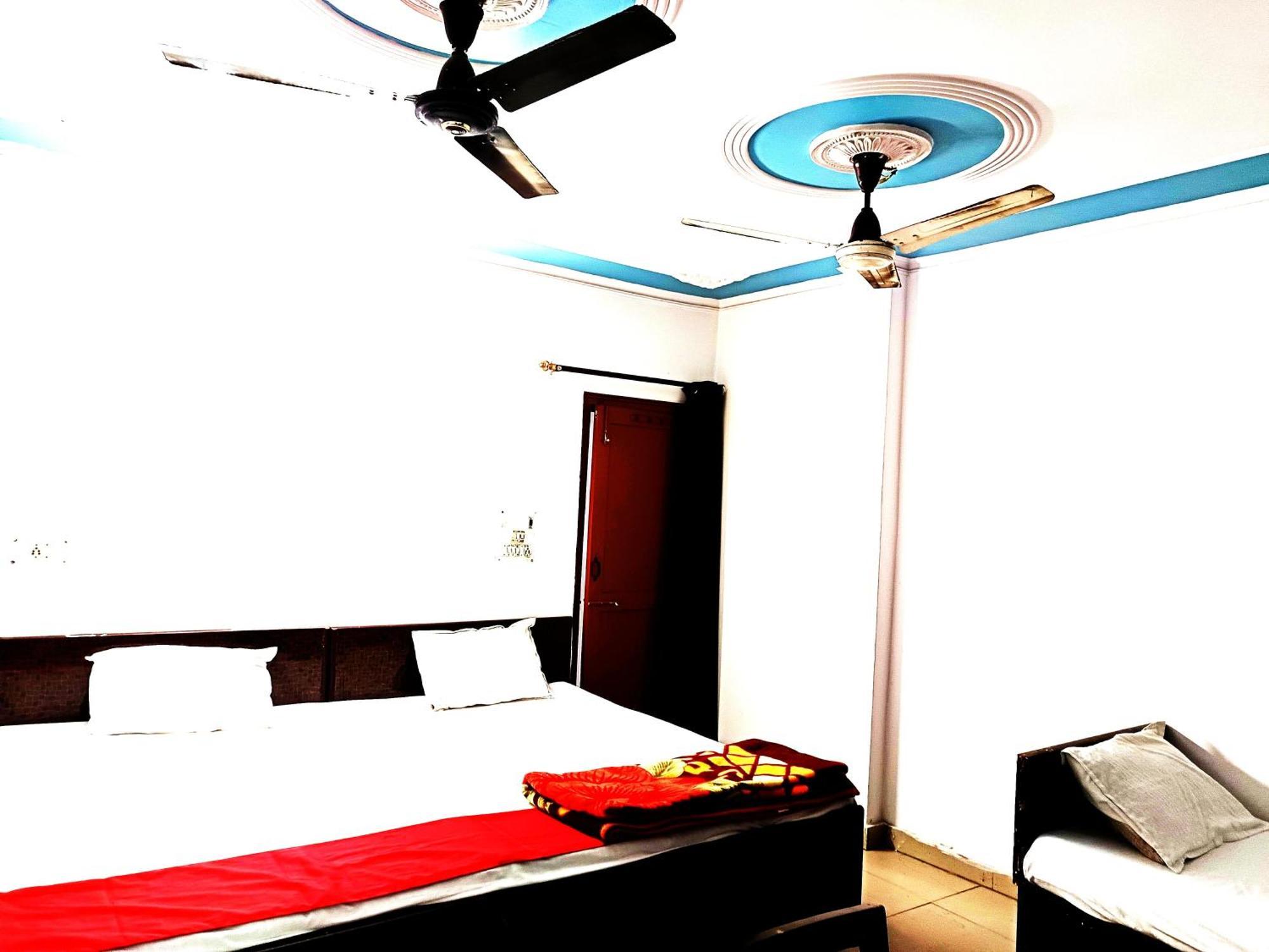 Lotus - 1 Min Walk In From Nizamuddin Railway Station Bed & Breakfast