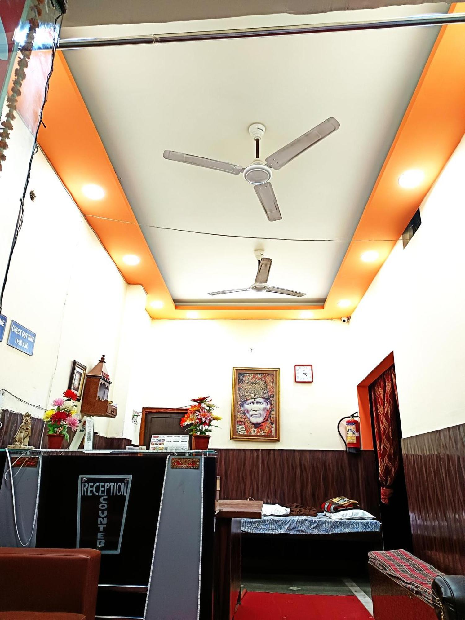 Lotus - 1 Min Walk In From Nizamuddin Railway Station *