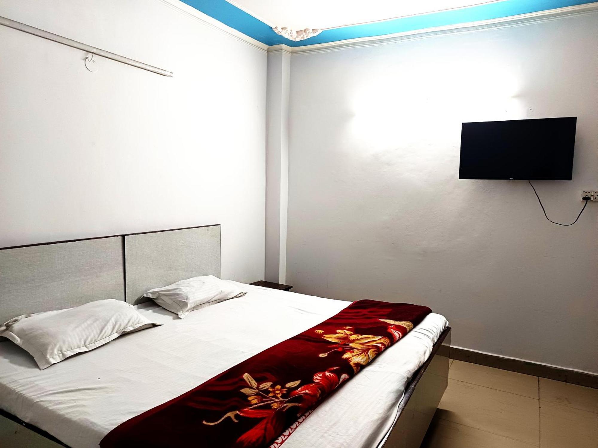 Lotus - 1 Min Walk In From Nizamuddin Railway Station New Delhi