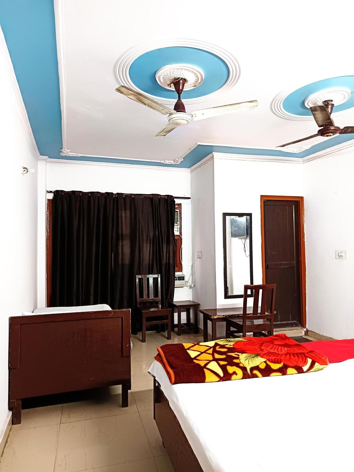 Lotus - 1 Min Walk In From Nizamuddin Railway Station New Delhi