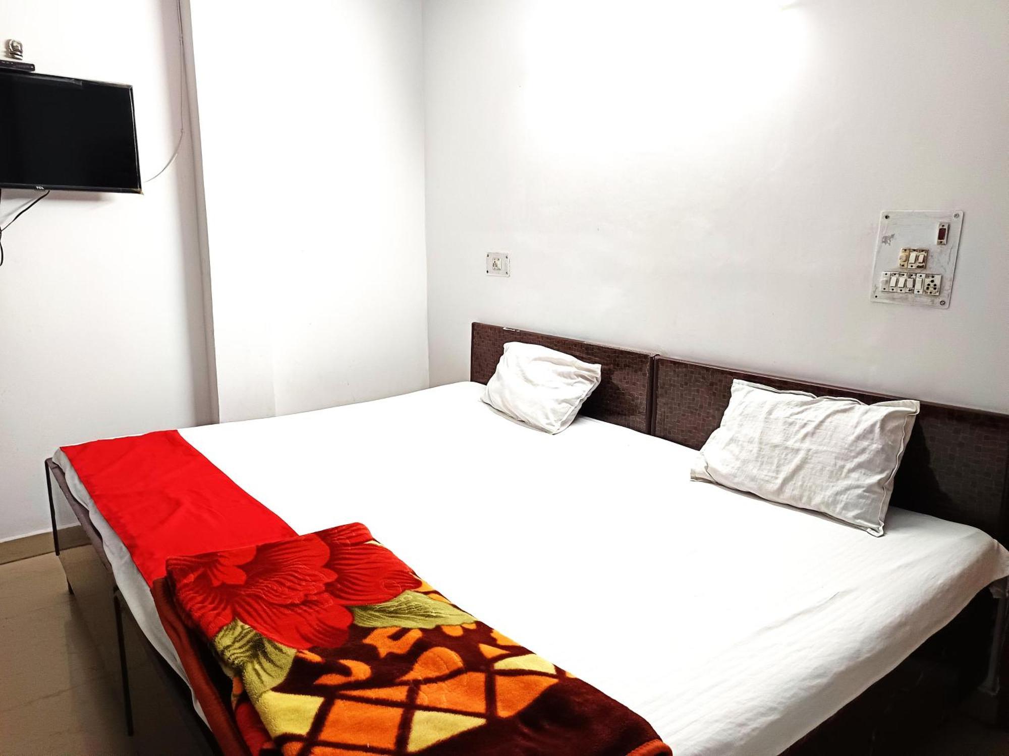 Lotus - 1 Min Walk In From Nizamuddin Railway Station *