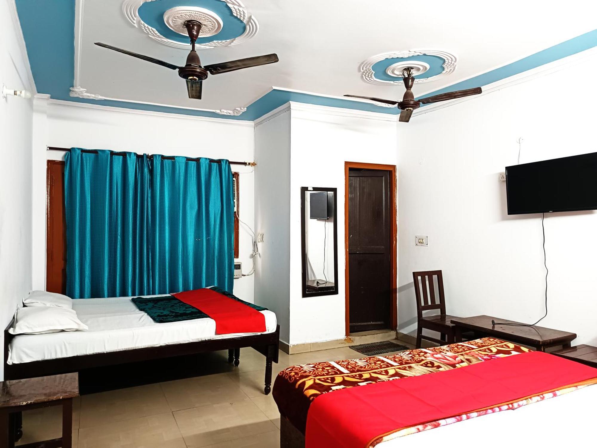 Lotus - 1 Min Walk In From Nizamuddin Railway Station Bed & Breakfast